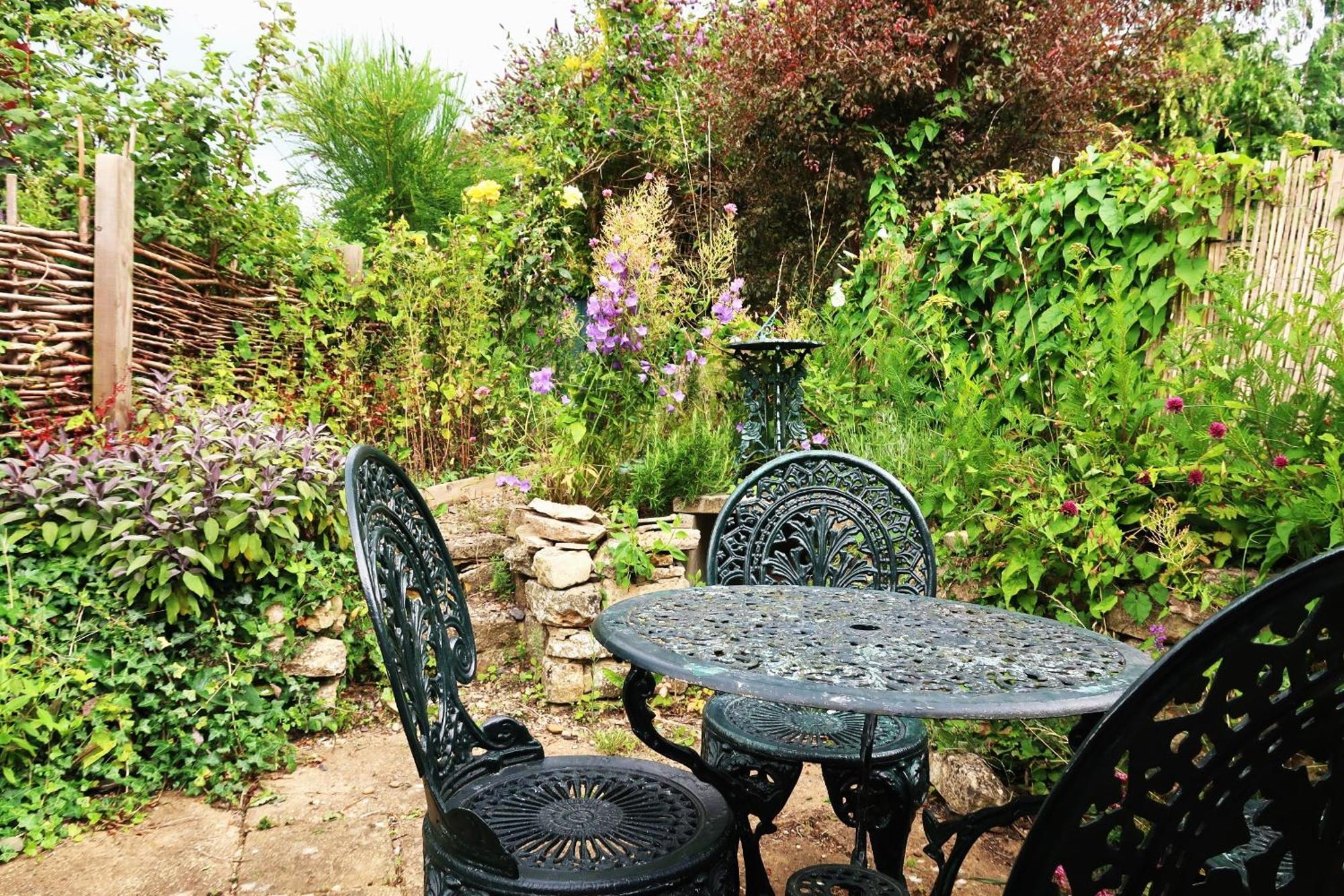 Peaceful Cottage In Heart Of Уинчкомб Екстериор снимка